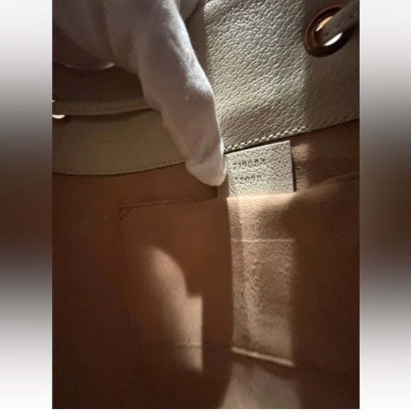 Gucci Cream Bucket Shoulder Bag with Gold Details - Picture 14 of 16